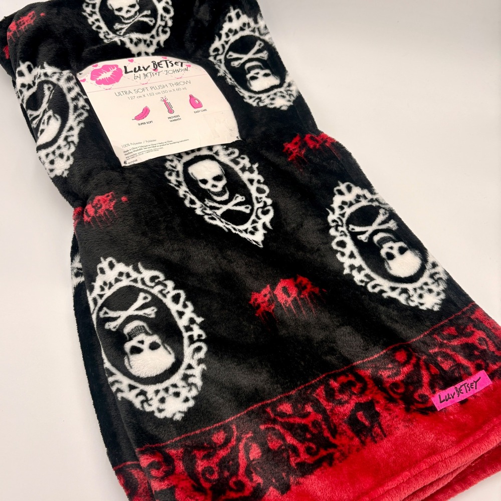 Luv Betsey by Betsey Johnson Skull Crossbones Plush Throw Blanket Black Red